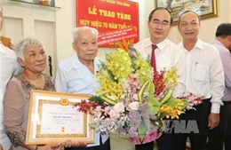 Bí thư Thành ủy Nguyễn Thiện Nhân trao Huy hiệu cho Đảng viên lão thành  